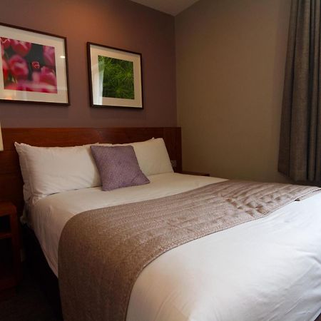 Best Western Ship Hotel Weybridge Bagian luar foto