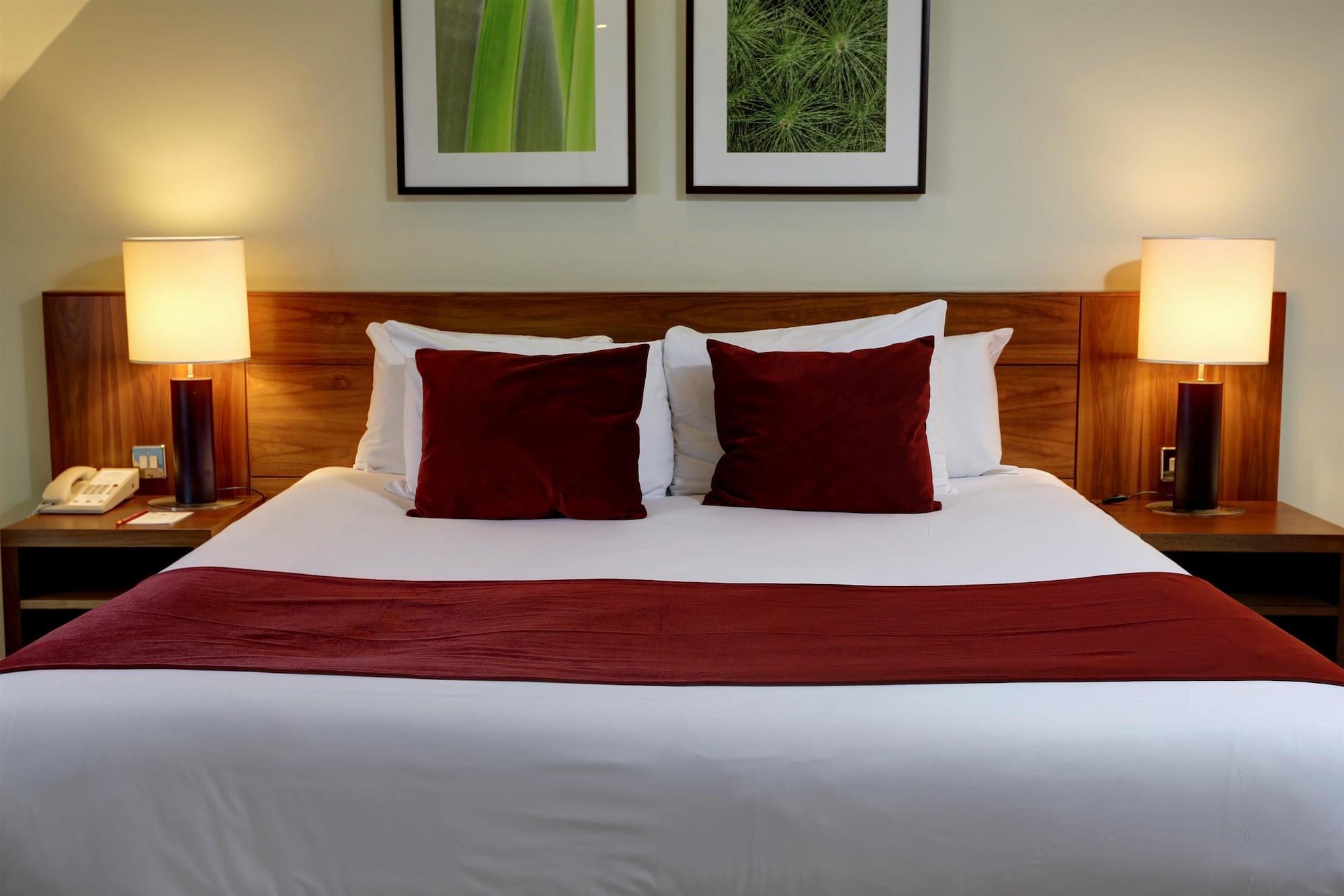 Best Western Ship Hotel Weybridge Bagian luar foto