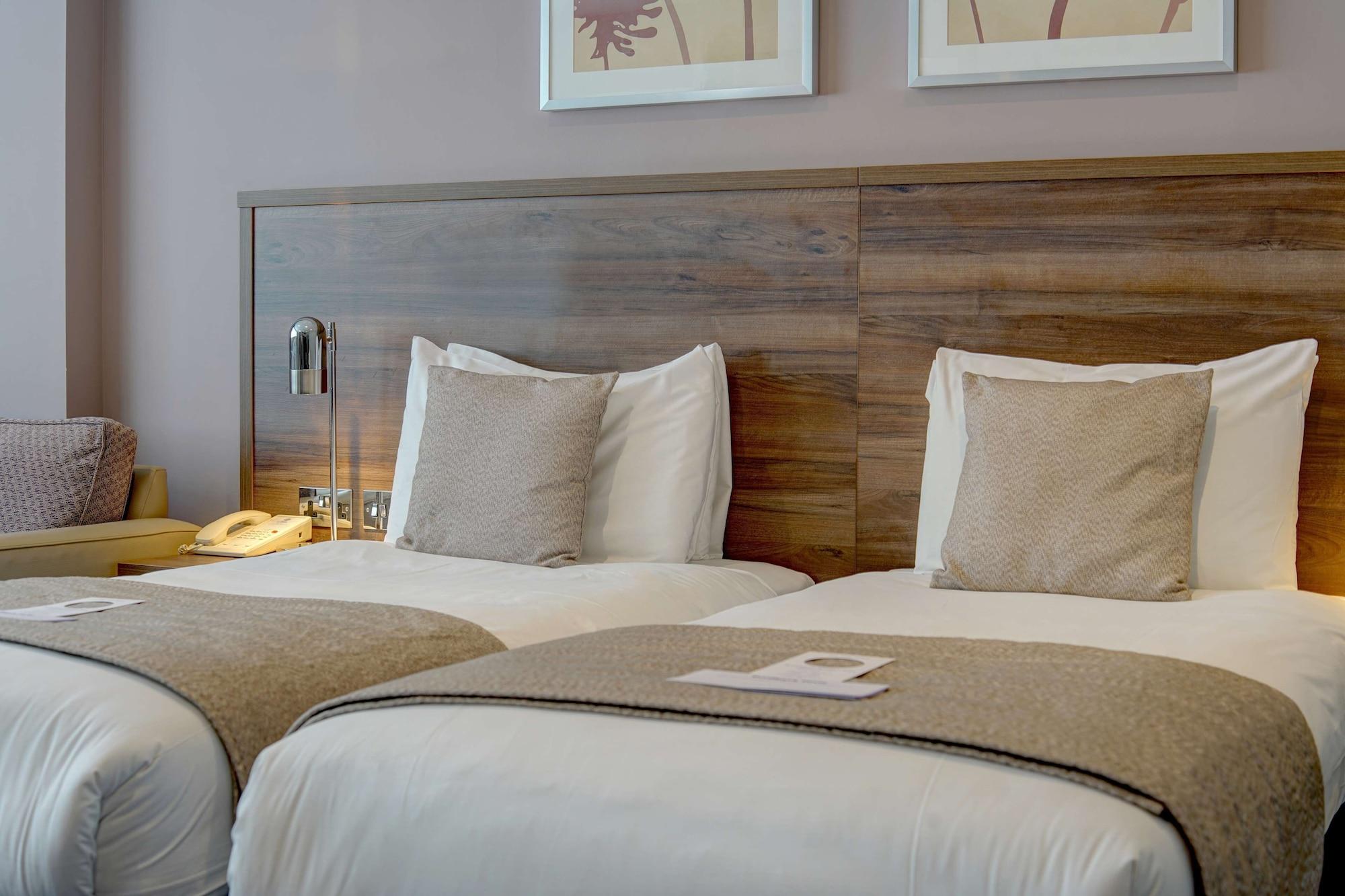 Best Western Ship Hotel Weybridge Bagian luar foto