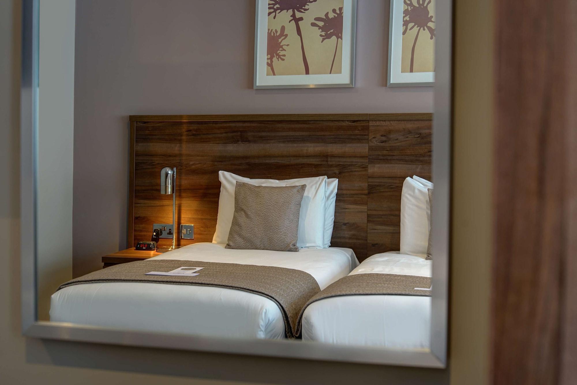 Best Western Ship Hotel Weybridge Bagian luar foto