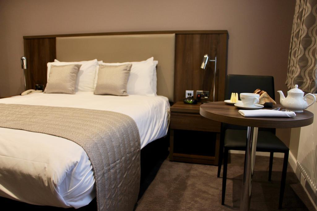 Best Western Ship Hotel Weybridge Bagian luar foto