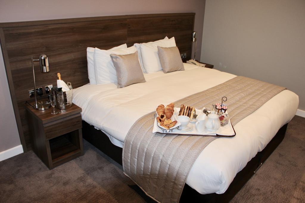 Best Western Ship Hotel Weybridge Bagian luar foto