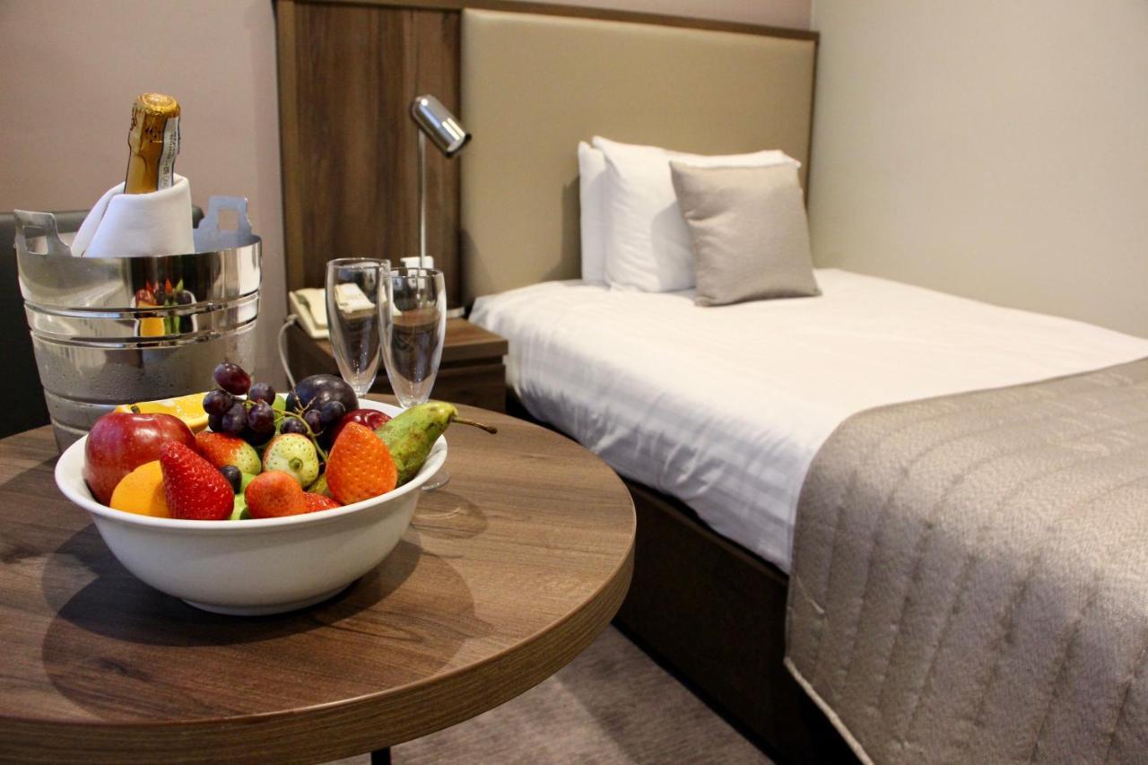 Best Western Ship Hotel Weybridge Bagian luar foto